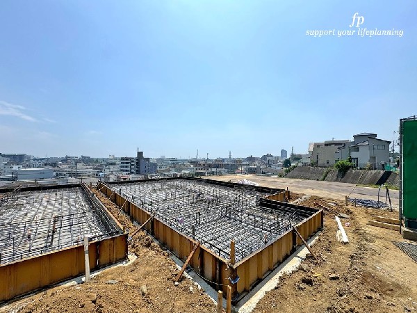 外観:光と風が行わたる開放感あふれる邸宅　春には気持ちの良いそよ風、冬には朝の暖かな光　季節の移り変わりを感じる暮らしを実現