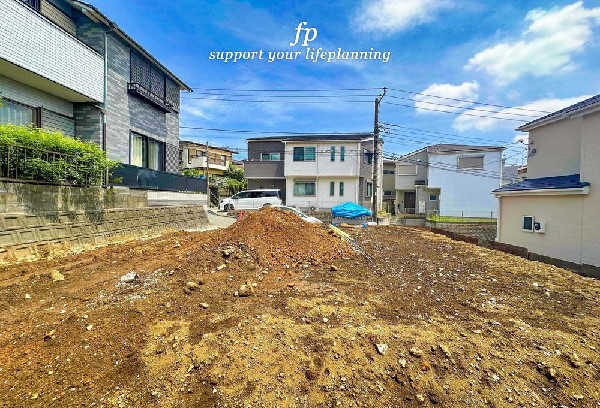 外観:第一種低層住居専用地域の良好な住環境が保たれたエリア。低層の一戸建てを中心とした街並みが整然と続き、周辺は高い建物が建っていないので、採光や開放性に恵まれ、空が広く緑の多い閑静な趣を感じる環境です。