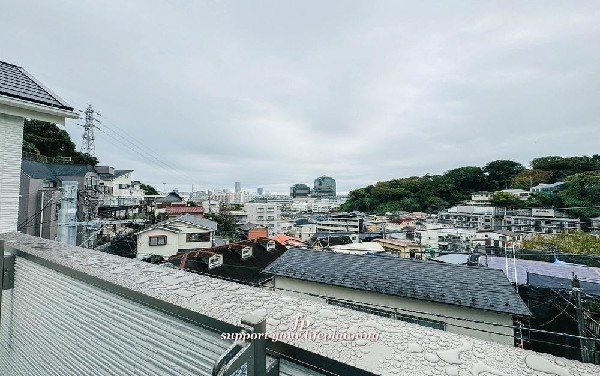 南からの明るい光が差しこむ陽だまりの空間。南に大きく面したバルコニーでお洗濯も干せばあっという間に乾きそう。