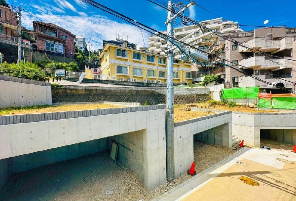 外観:前面道路は閑静な住宅地をはしる車通りの少ない道路。お車の出し入れが苦手なママや小さなお子様にも安心ですね。しっかり舗装もされているので、ベビーカーや自転車で通っても快適に通行できます。