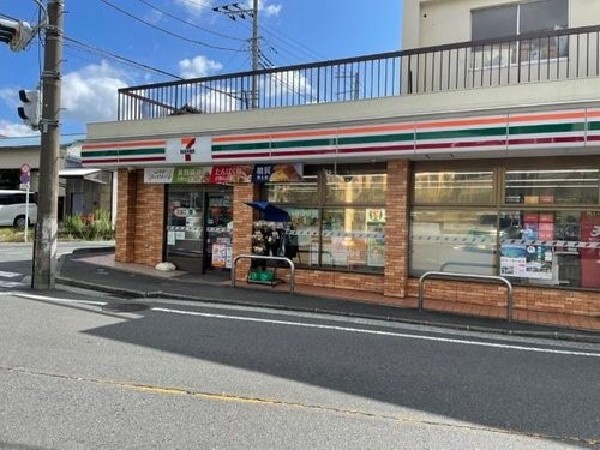 周辺環境:セブンイレブン横浜上菅田町店(近くて便利、期待以上の品質を提供するコンビニ。セブンイレブンの商品を最短30分で届ける7NOW取扱店。)