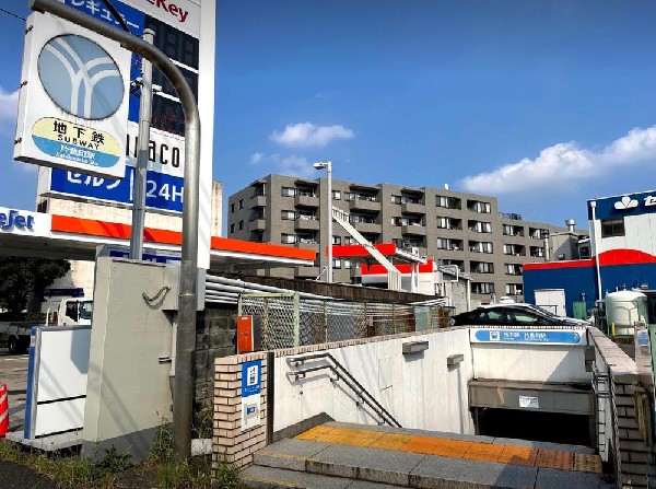 周辺環境:片倉町駅(片倉町駅まで110m 駅に近いのは忙しい朝や遅い帰宅時に嬉しい。急な雨にもほとんど濡れずに駅から家まで着いてしまう距離。駅周辺のお買物施設も利用でき、便利で快適な生活が送れそう。)