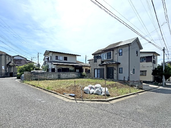 外観:閑静な住宅地で子育て家族にピッタリ。毎日のお散歩も快適な緑に恵まれたエリアで、自然に包まれた穏やかな暮らしを実現するための、ゆとりある住環境が整っています。