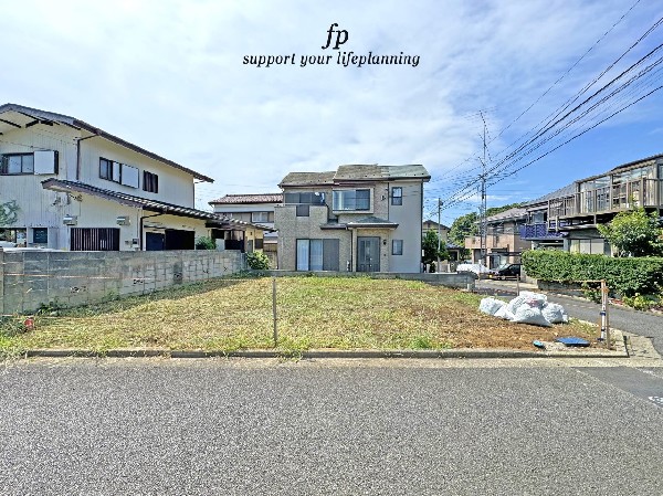 外観:良好な住環境が保たれたエリア。低層の一戸建を中心とした街並みが整然と続き周辺は高い建物が建っておらず、採光や開放性に恵まれ、空が広く緑の多い閑静な趣を感じる環境です。