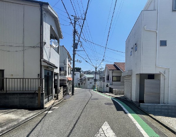 外観:前面道路は車通りの少ない道路。段差もなくお車の出し入れが苦手な方も駐車しやすそうです。