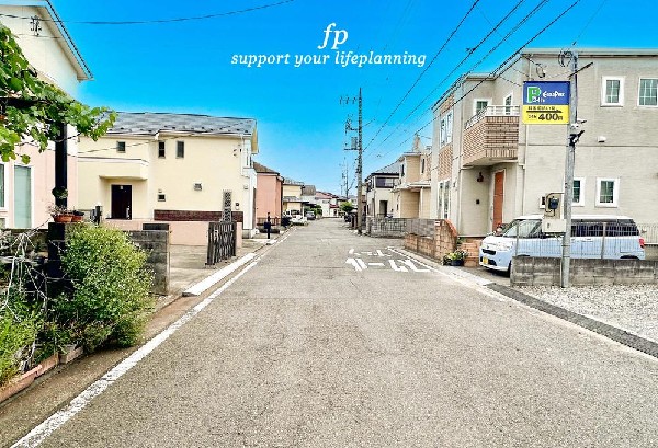 外観:前面道路は閑静な住宅地をはしる車通りの少ない道路。お車の出し入れが苦手なママや小さなお子様にも安心ですね。しっかり舗装もされているので、ベビーカーや自転車で通っても快適に通行できます。