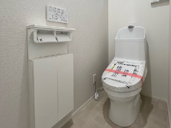 スッキリとしたデザインのトイレは明かり取りの窓からも光が取り込まれます。