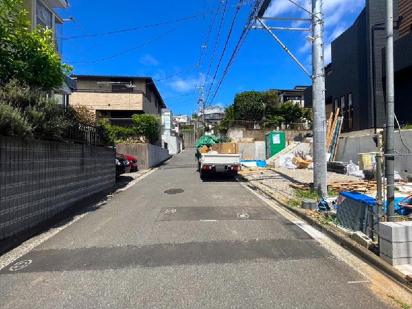 外観:幅5.5ｍの道路に面しています。敷地との高低差もなく車庫からすぐ道路に出られます。