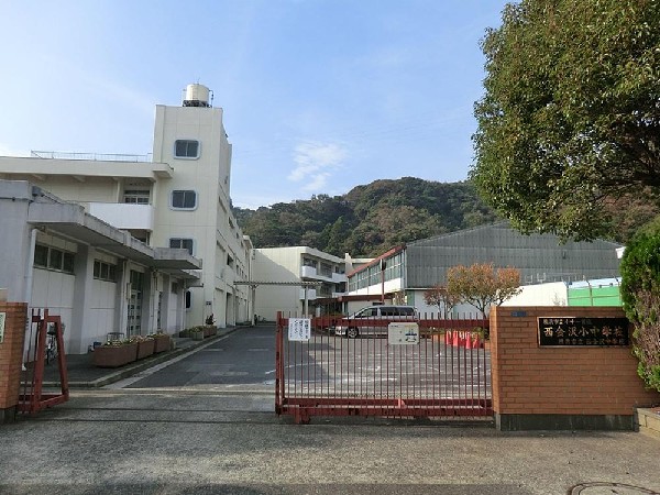 周辺環境:横浜市立西金沢義務教育学校（中学校）(横浜市立西金沢義務教育学校（中学校）まで400m)