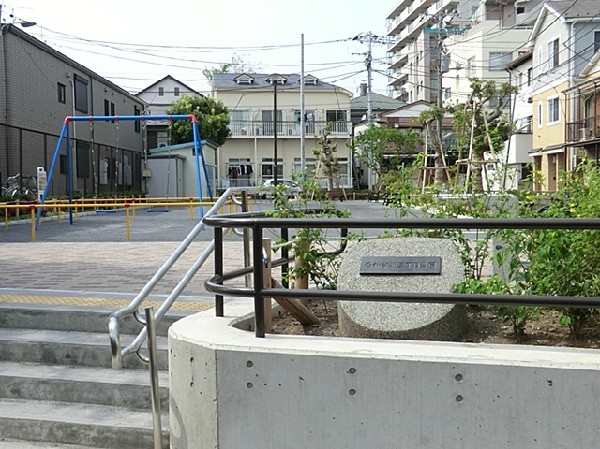 周辺環境:西神奈川三丁目公園(西神奈川三丁目公園まで450ｍ)