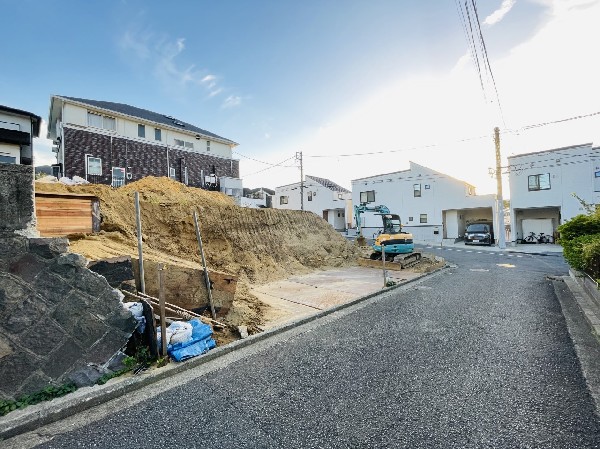 外観:前面道路は閑静な住宅地をはしる車通りの少ない道路