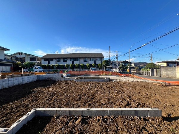 外観:第一種低層住居専用地域の良好な住環境が保たれたエリア。低層の一戸建てを中心とした街並みが整然と続き、周辺は高い建物が建っていないので、採光や開放性に恵まれています。