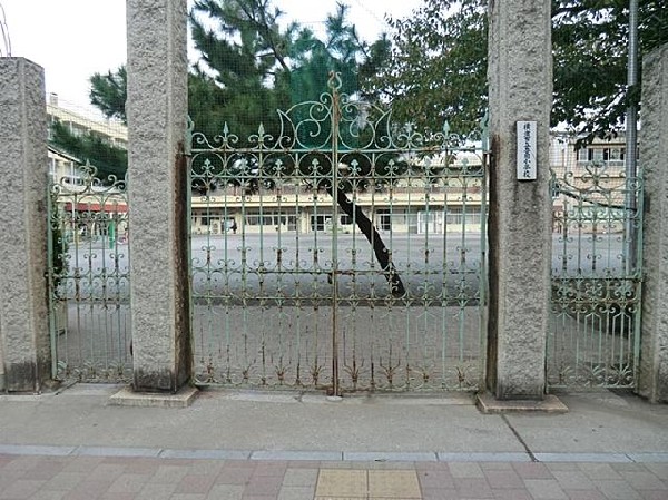 周辺環境:諏訪坂公園(諏訪坂公園まで150m)