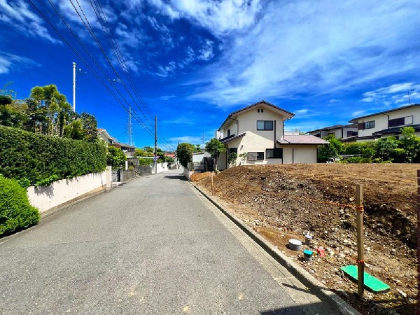 外観:前面道路は車通りの少ない道路。お車の出し入れが苦手なママや小さなお子様にも安心ですね。しっかり舗装もされているので、ベビーカーや自転車で通っても快適に通行できます。