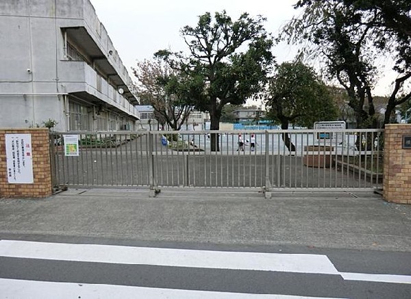 周辺環境:横浜市立二つ橋小学校(横浜市立二つ橋小学校まで180m)