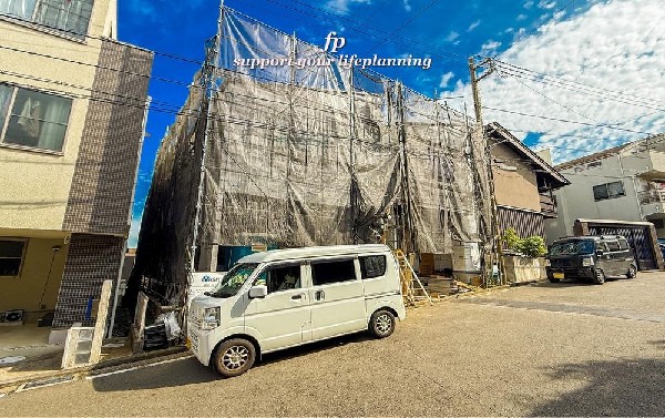 外観:前面道路は閑静な住宅地をはしる車通りの少ない道路。お車の出し入れが苦手なママや小さなお子様にも安心ですね。しっかり舗装もされているので、ベビーカーや自転車で通っても快適に通行できます。