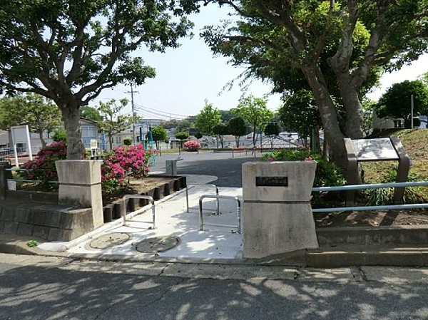 周辺環境:鍛冶ヶ谷中居公園(鍛冶ヶ谷中居公園まで350m)