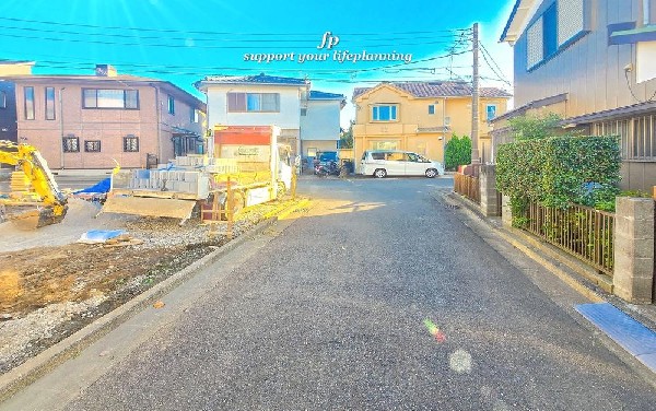 外観:前面道路は閑静な住宅地をはしる車通りの少ない道路。お車の出し入れが苦手なママや小さなお子様にも安心ですね。しっかり舗装もされているので、ベビーカーや自転車で通っても快適に通行できます。