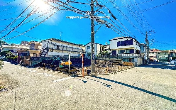 外観:前面道路は閑静な住宅地をはしる車通りの少ない道路。お車の出し入れが苦手なママや小さなお子様にも安心ですね。しっかり舗装もされているので、ベビーカーや自転車で通っても快適に通行できます。