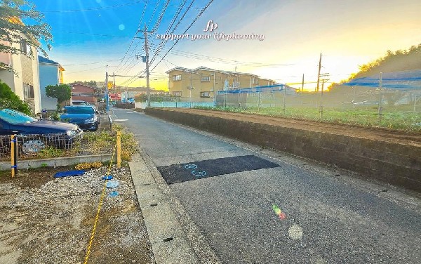 外観:前面道路は閑静な住宅地をはしる車通りの少ない道路。お車の出し入れが苦手なママや小さなお子様にも安心ですね。しっかり舗装もされているので、ベビーカーや自転車で通っても快適に通行できます。