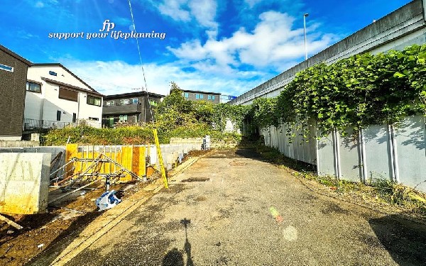 外観:前面道路は閑静な住宅地をはしる車通りの少ない道路。お車の出し入れが苦手なママや小さなお子様にも安心ですね。しっかり舗装もされているので、ベビーカーや自転車で通っても快適に通行できます。