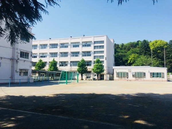 周辺環境:横浜市立岡津小学校(横浜市立岡津小学校まで750m)