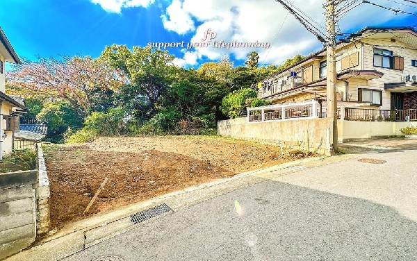 外観:前面道路は閑静な住宅地をはしる車通りの少ない道路。お車の出し入れが苦手なママや小さなお子様にも安心ですね。しっかり舗装もされているので、ベビーカーや自転車で通っても快適に通行できます。