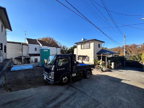 外観:幅４ｍの道路に面しています。敷地との高低差もなく車庫からすぐ道路に出られます。