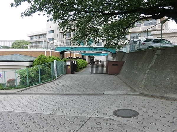 周辺環境:横浜市立権太坂小学校(横浜市立権太坂小学校まで550ｍ)