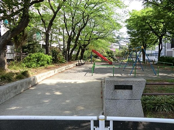 周辺環境:篠原町公園(篠原町公園まで400m)