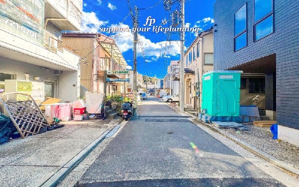 外観:前面道路は閑静な住宅地をはしる車通りの少ない道路。お車の出し入れが苦手なママや小さなお子様にも安心ですね。しっかり舗装もされているので、ベビーカーや自転車で通っても快適に通行できます。