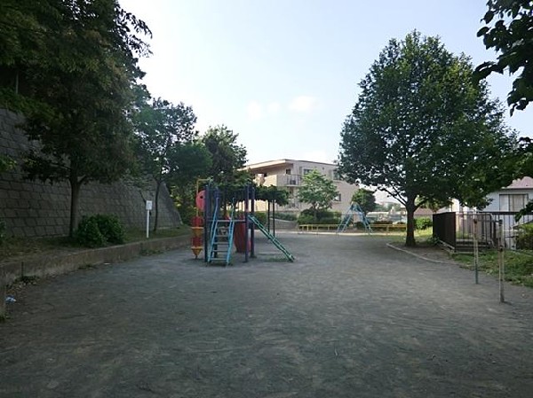 周辺環境:岩崎町第一公園(岩崎町第一公園まで650m)