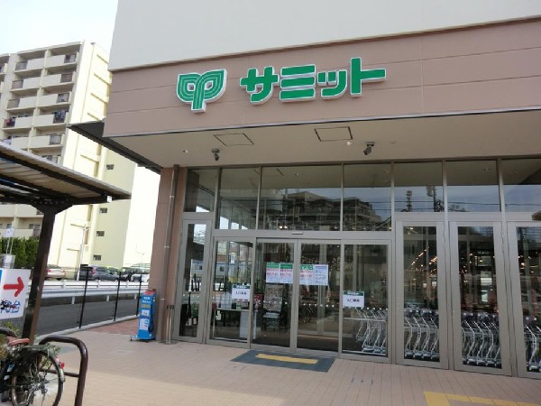 周辺環境:サミットストア上星川店(サミットストア上星川店まで650m 幹線道路沿いにあり、自転車や車で立ち寄りやすい駐車場完備のスーパーです。休日の買い出しや、お出かけ前やお帰りの立ち寄りにも便利です。)