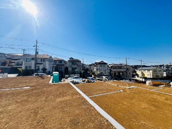 外観:第一種低層住居専用地域の良好な住環境が保たれたエリア。低層の一戸建てを中心とした街並みが整然と続き、周辺は高い建物が建っていないので、採光や開放性に恵まれています。