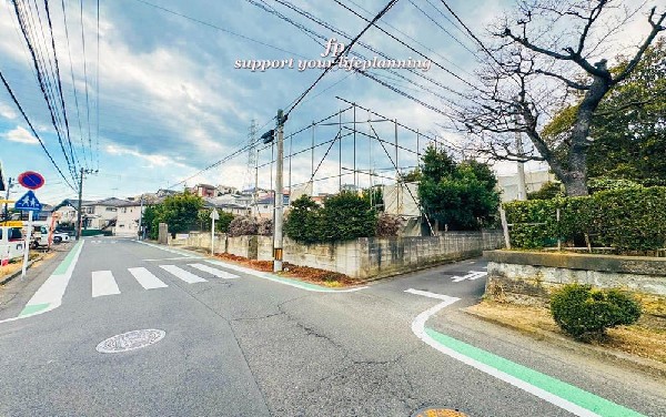 外観:一種低層住居専用地域は殆どの住宅が2階建て。それぞれの敷地にしっかり日当たりを確保できるよう設計された住宅専用地域です。閑静な住宅街で住環境を重視する方にオススメできる立地です。