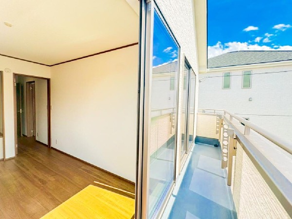 南からの明るい光が差しこむ陽だまりの空間。南に大きく面したバルコニーでお洗濯もあっという間に乾きそう。家事もスムーズにこなせますね。太陽の匂いが感じられる心地よさ。