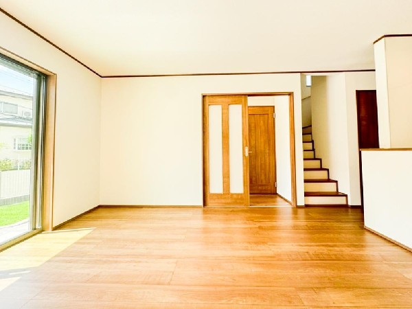 ２階へあがるときは必ずリビングを通る構造のリビングイン階段。お子様の帰宅時、外出時に自然と顔を合わせるので、コミュニケーションが取りやすくなりますね。