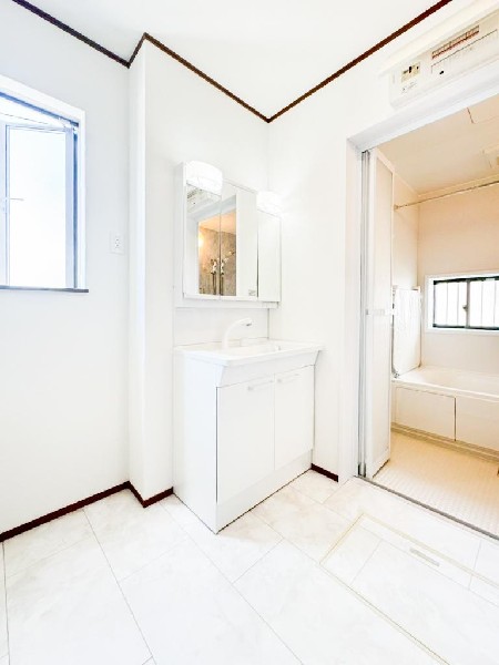 ゆとりの洗面スペースで朝の身支度も快適スムーズに。三面鏡で髪のセットやお化粧もストレスなくこなせ、朝から気分良く通勤通学に向かえそうですね！鏡の裏にはたっぷりと収納スペースを標準装備！