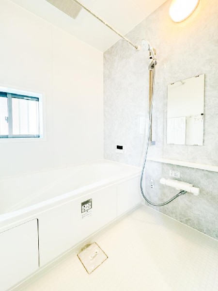 ユニットバスはゆったりとくつろげる1坪タイプ。足までしっかりと伸ばせる浴槽は、心身ともにしっかりと疲れを癒してくれます。お子様と一緒の入浴でも充分な広さです。