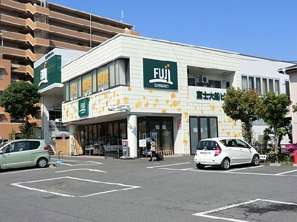 周辺環境:ＦＵＪＩ大船店(ＦＵＪＩ大船店まで750ｍ)