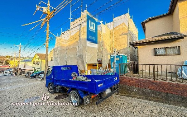 外観:前面道路は閑静な住宅地をはしる車通りの少ない道路。お車の出し入れが苦手なママや小さなお子様にも安心ですね。しっかり舗装もされているので、ベビーカーや自転車で通っても快適に通行できます。