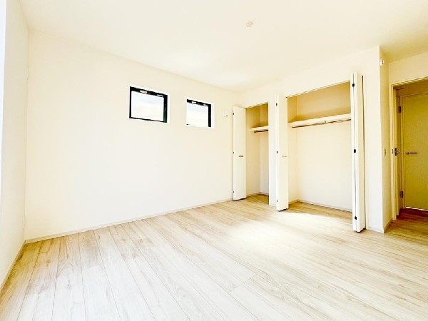 全居室には大型の収納クローゼットを完備。普段使いのお洋服や小物はもちろん、季節物のお洋服などもしっかりと整理整頓出来る。居室空間を隅々まで使えるのが嬉しい。