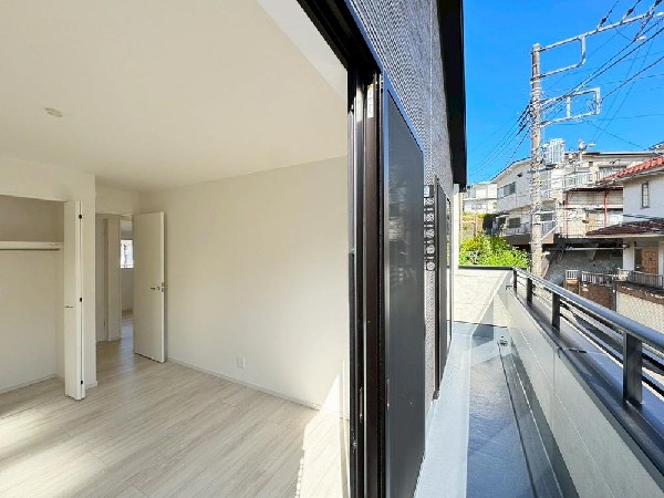 光を沢山取り込める大きな窓。日差しを長時間受ける事が出来る暖かいお部屋です。もちろんペアガラスなので、遮音性にも優れ、結露も発生しにくい構造。サッシ周りのカビが発生しにくくなります。