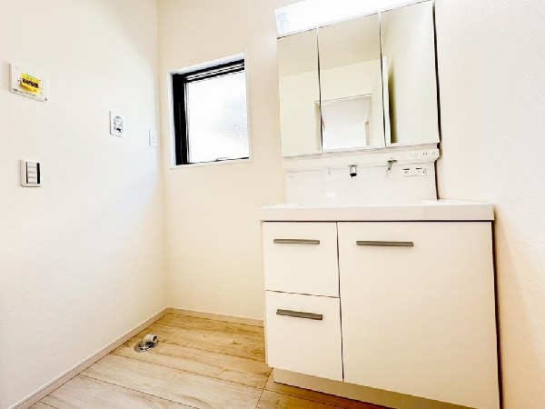 鏡の裏に収納棚を確保した三面鏡を採用。化粧品や歯ブラシなどを機能的に収納。便利な床下収納付き。