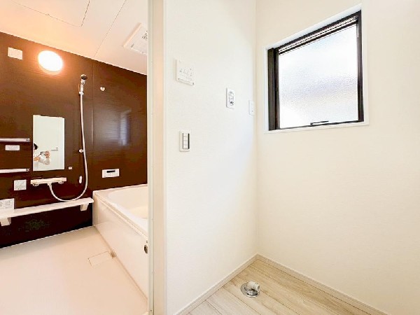 ゆとりの洗面スペースで朝の身支度も快適スムーズに。三面鏡で髪のセット窓付で光が入り明るい洗面室。収納力と機能性に優れた洗面台で、朝の忙しい時間でも身支度準備が気持ちよく出来そうですね。