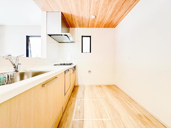 背面が広くなっていて、収納や調理家電を置けるスペースになっているので、ご夫婦でお料理を楽しめそうです。