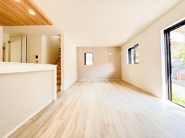 ナチュラルブラウン系のアクセントクロスです。世代を問わず人気で、インテリアも合わせやすい色調ですので、落ち着きと安らぎを感じさせる雰囲気になっています。