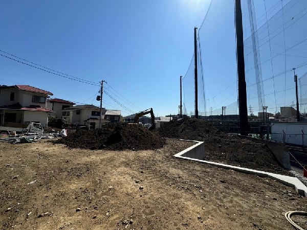 外観:柔らかな風と豊かな緑に包まれた落ち着きある閑静な住宅街に、５棟の邸宅が誕生です。