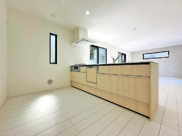 美味しい料理を作りたくなるような気持ちにさせてくれるオープンキッチン。見上げると柔らかなダウンライトが包み込み、彩りを添えます。