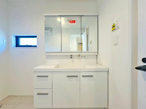 小窓からの朝日を感じながら洗顔　気持ちのよい朝を作ってくれるパウダールーム